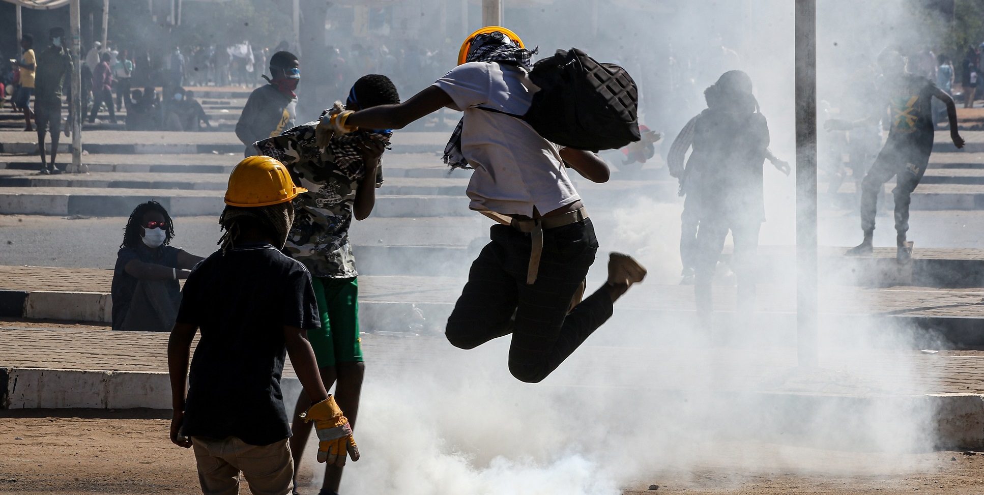 قتيلان في مظاهرات جديدة بالسودان للمطالبة بحكم مدني.. والبرهان يعيّن وزيراً مكلفاً لحقيبة الدفاع