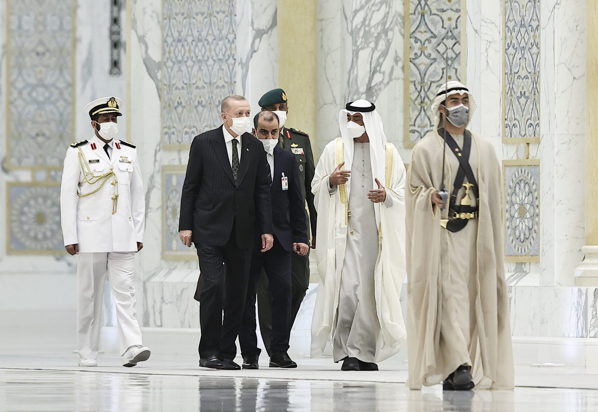 ولي عهد أبو ظبي محمد بن زايد آل نهيان والرئيس التركي رجب طيب أردوغان في أبو ظبي - وكالة الأناضول