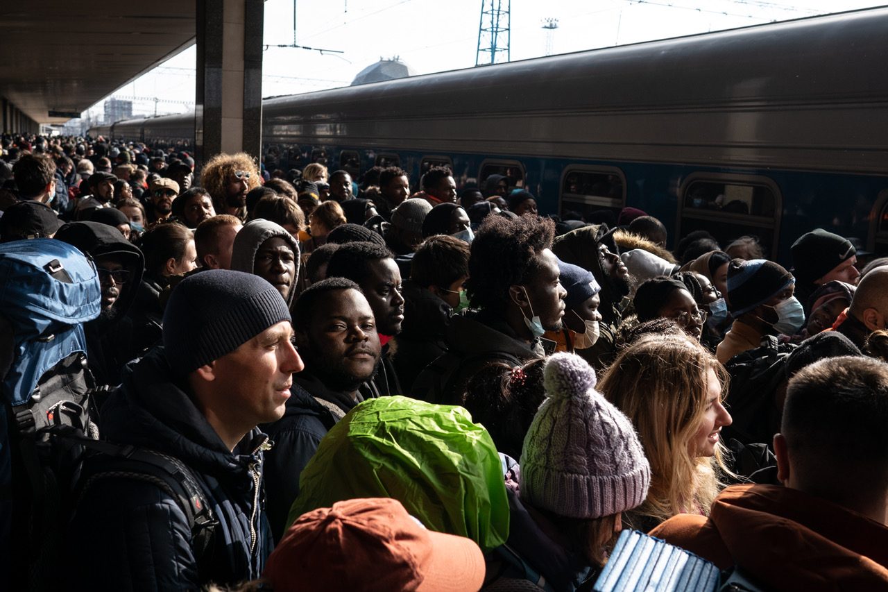آلاف الأوكرانيين فروا من بلادهم قبل بدء الغزو الروسي.. تركوا كل شيء خلفهم ورحلوا