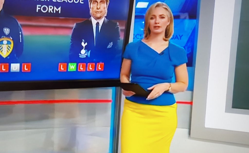 مذيعة سكاي نيوز تبكي على الهواء تعاطفاً مع أوكرانيا (مواقع التواصل الإجتماعي)