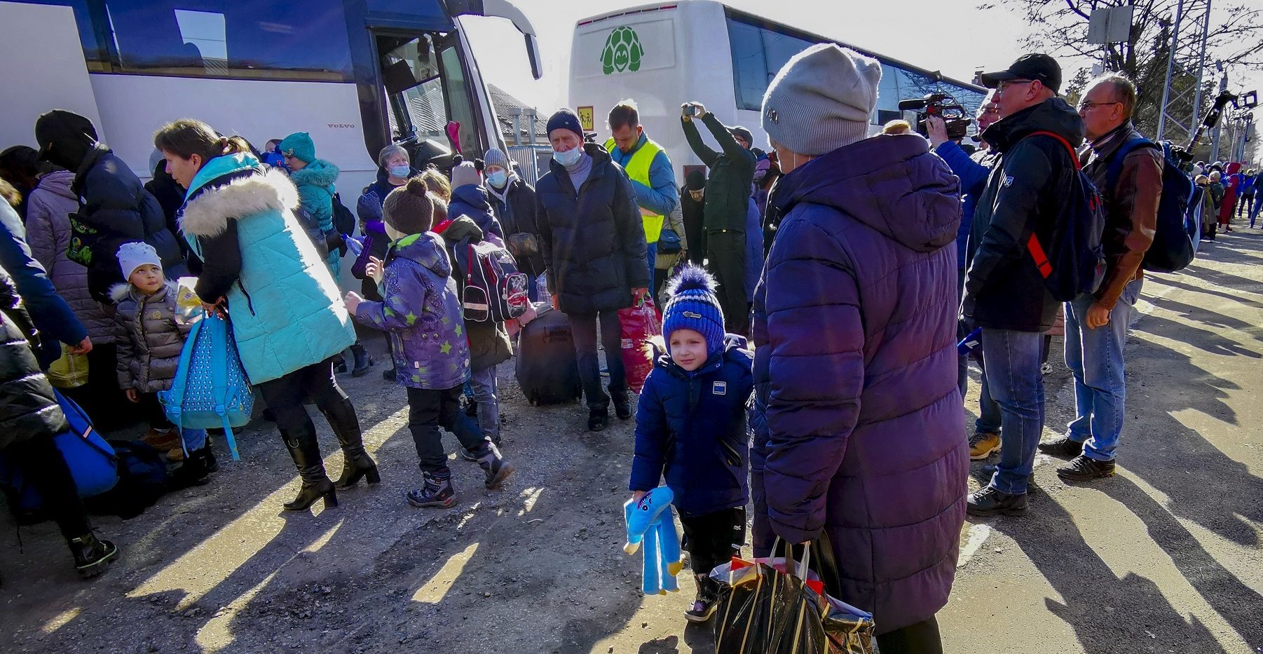 كييف تعلن مقتل جنديين ومدني بنيران الانفصاليين.. وتواصل عمليات الإجلاء من شرق أوكرانيا لروسيا