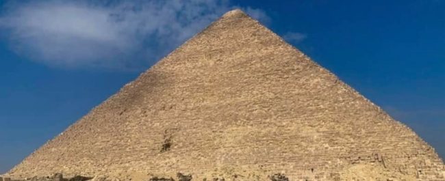 بعد إزالة متحف كان يحجب ضلعه الجنوبي.. هرم “خوفو” يظهر كاملاً للزوار للمرة الأولى منذ عقود طويلة