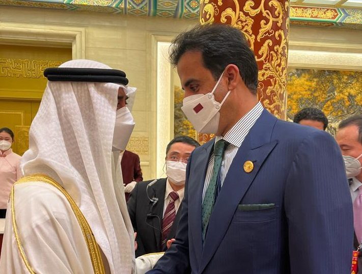 أمير قطر تميم بن حمد مصافحاً ولي عهد أبوظبي محمد بن زايد/ مواقع التواصل