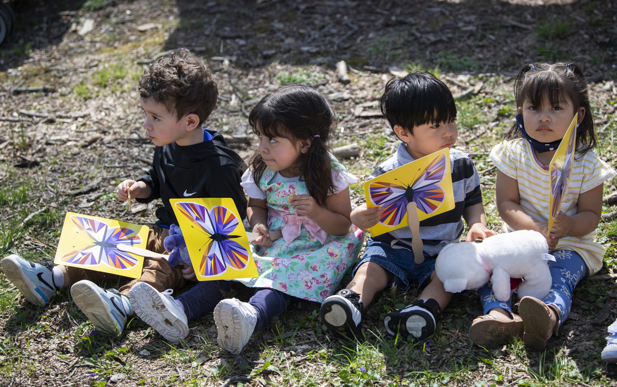 وُلِدا بدون غالبية جلدهما ولحمهما مكشوف للهواء! طفلان يعانيان من مرض نادر بالجلد وعائلتهما خائفة