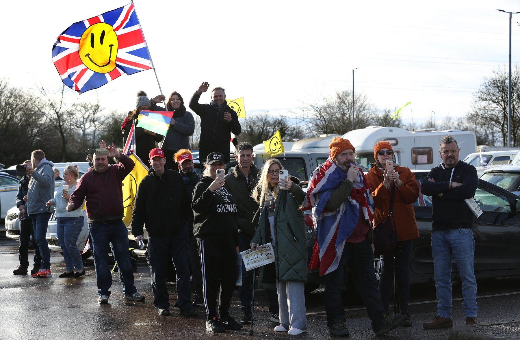 “قافلة الحرية” المناهضة لإجراءات كورونا تصل باريس.. آلاف السيارات دخلت العاصمة والشرطة تشتبك معها