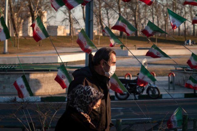 حمل رأسها أمام المارة وهو يبتسم.. صدمة وغضب في إيران مما فعله رجل بزوجته!