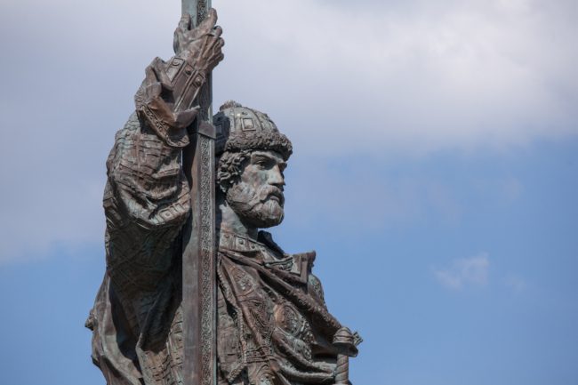 لم يقتنع أميرها بالوثنية فبحث عن الدين.. لكن الخمر حال بين روسيا والإسلام