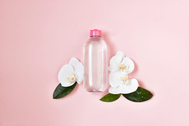 فوائده عديدة للجلد ولكن بشروط.. كيف تستخدمين “ماء ميسيلار” لتنظيف البشرة بعناية دون إثارة الالتهاب؟