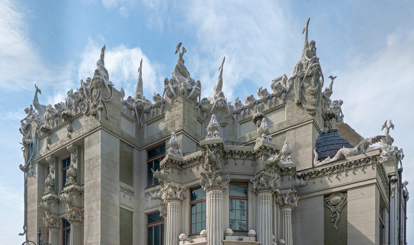 احتله الحزب الشيوعي وطاردته اللعنات.. قصّة منزل “الكيميرا” الذي خاطب منه الرئيس الأوكراني شعبه