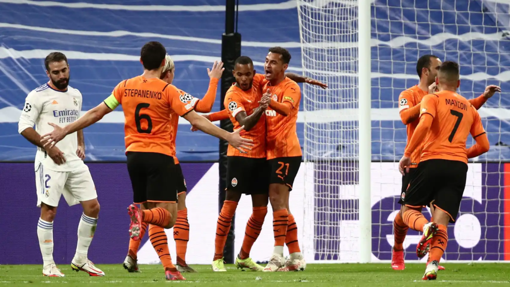 عدد من محترفي شاختار دونتسيك بطل أوكرانيا (رويترز)