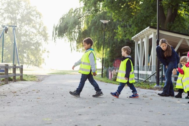 “برعاية الشرطة”.. اختطاف أطفال المهاجرين لصالح عائلات سويدية تجني من ورائهم مبالغ طائلة