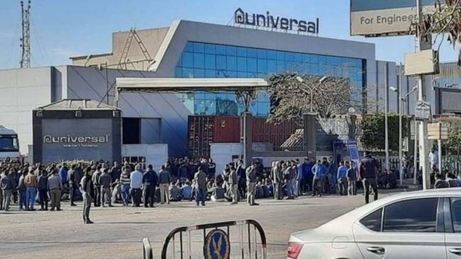 انتحار عامل مصري بعد عجزه عن سداد الديون لحرمانه من الراتب.. زملاؤه نظموا احتجاجات، والأمن قمعهم