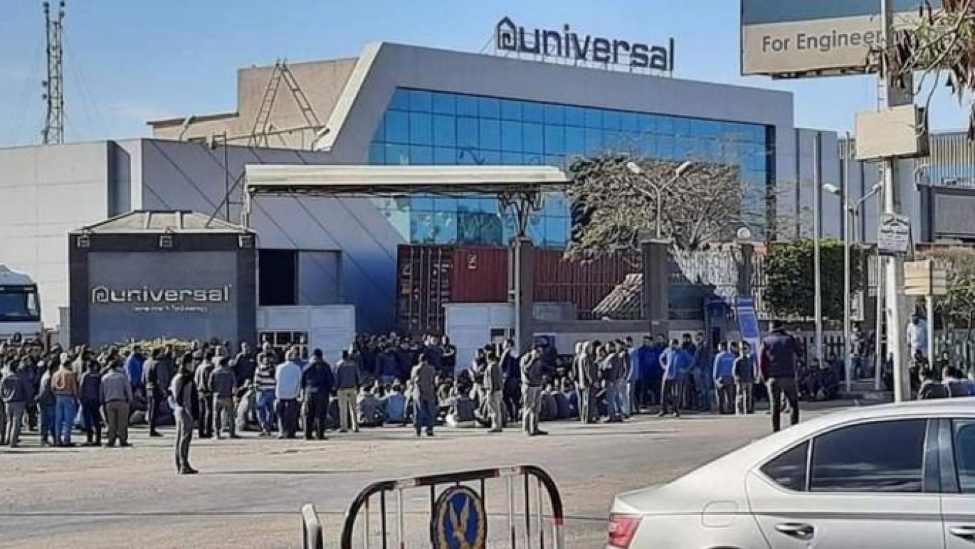 انتحار عامل مصري بعد عجزه عن سداد الديون لحرمانه من الراتب.. زملاؤه نظموا احتجاجات، والأمن قمعهم