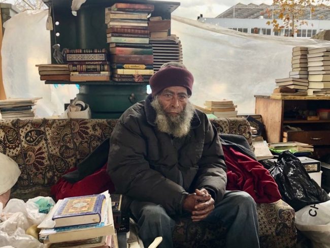 من مهندس مدني إلى بائع كتب تحت “جسر الفيات”.. المغربي قصة مشرد اختار العيش على رصيف بيروت