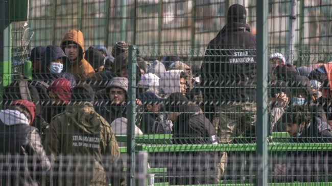 هروبي من سوريا لم يكُن بهذا السوء.. ماذا حدث للمهاجرين الهاربين من القصف الروسي على أوكرانيا؟