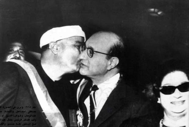 الشيخ مصطفى إسماعيل مع عبدالوهاب/ أرشيفية