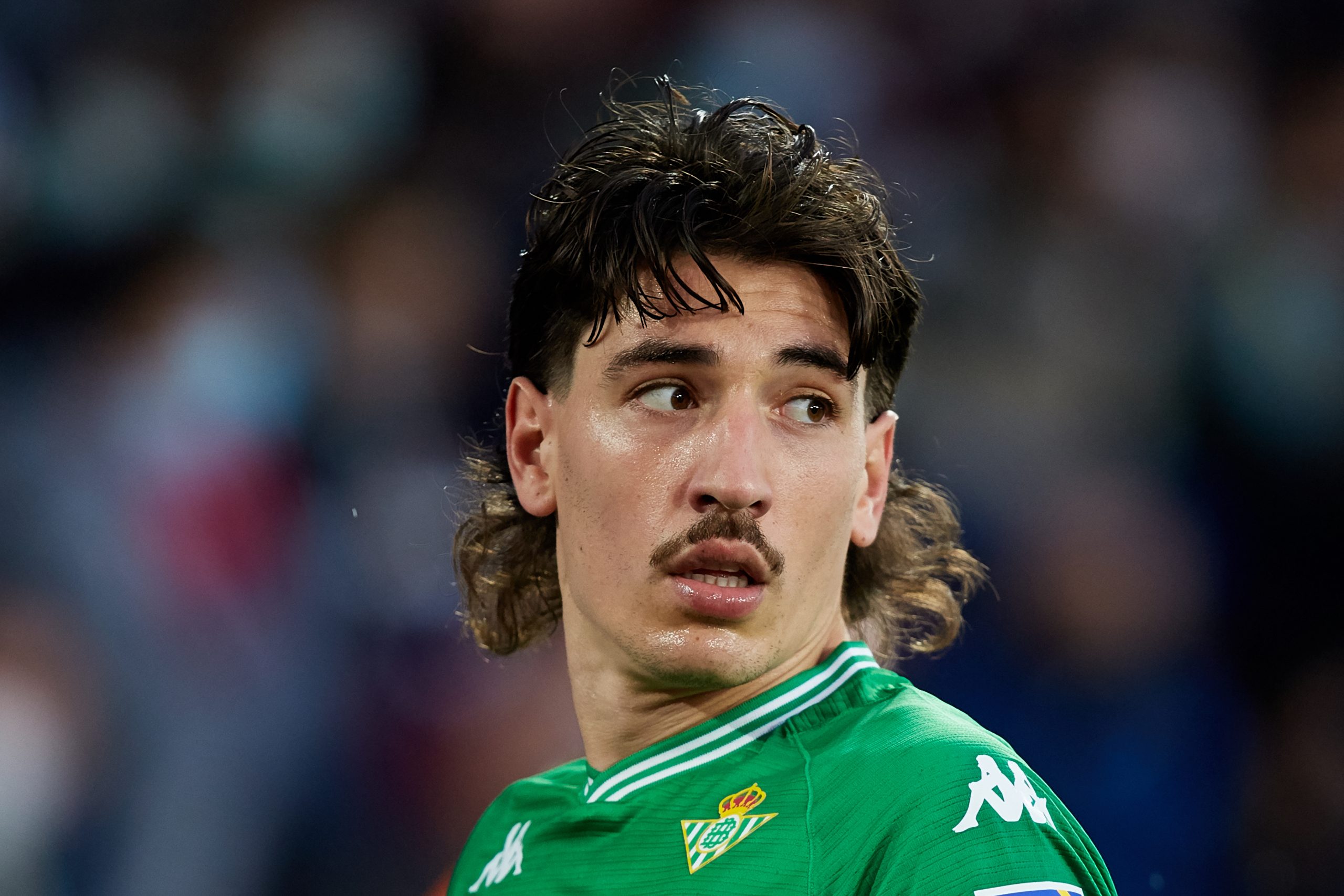 النجم الإسباني واللاعب في صفوف ريال بيتيس "هيكتور بيليرين"/ رويترز