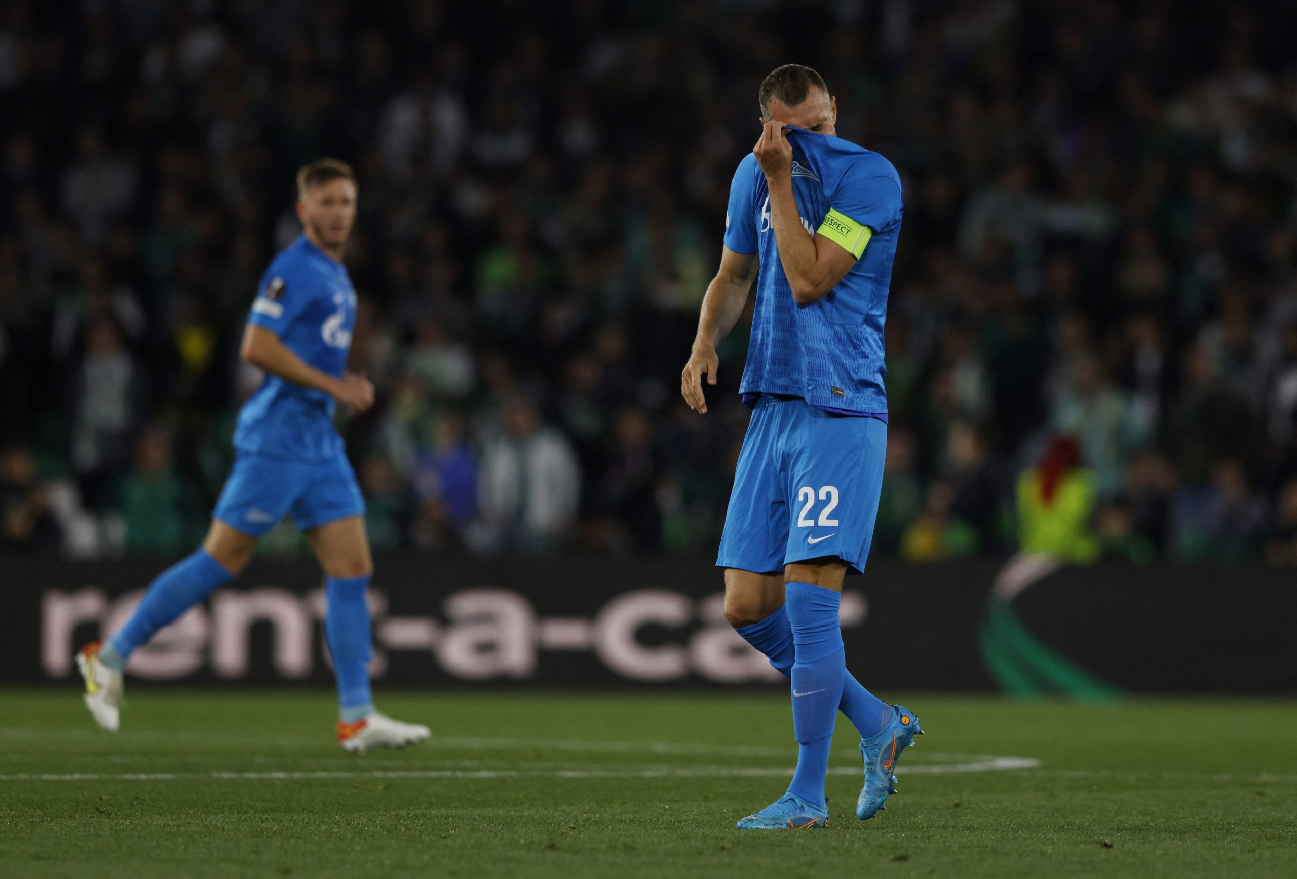 أرتيم دزيوبا قائد منتخب روسيا (رويترز)