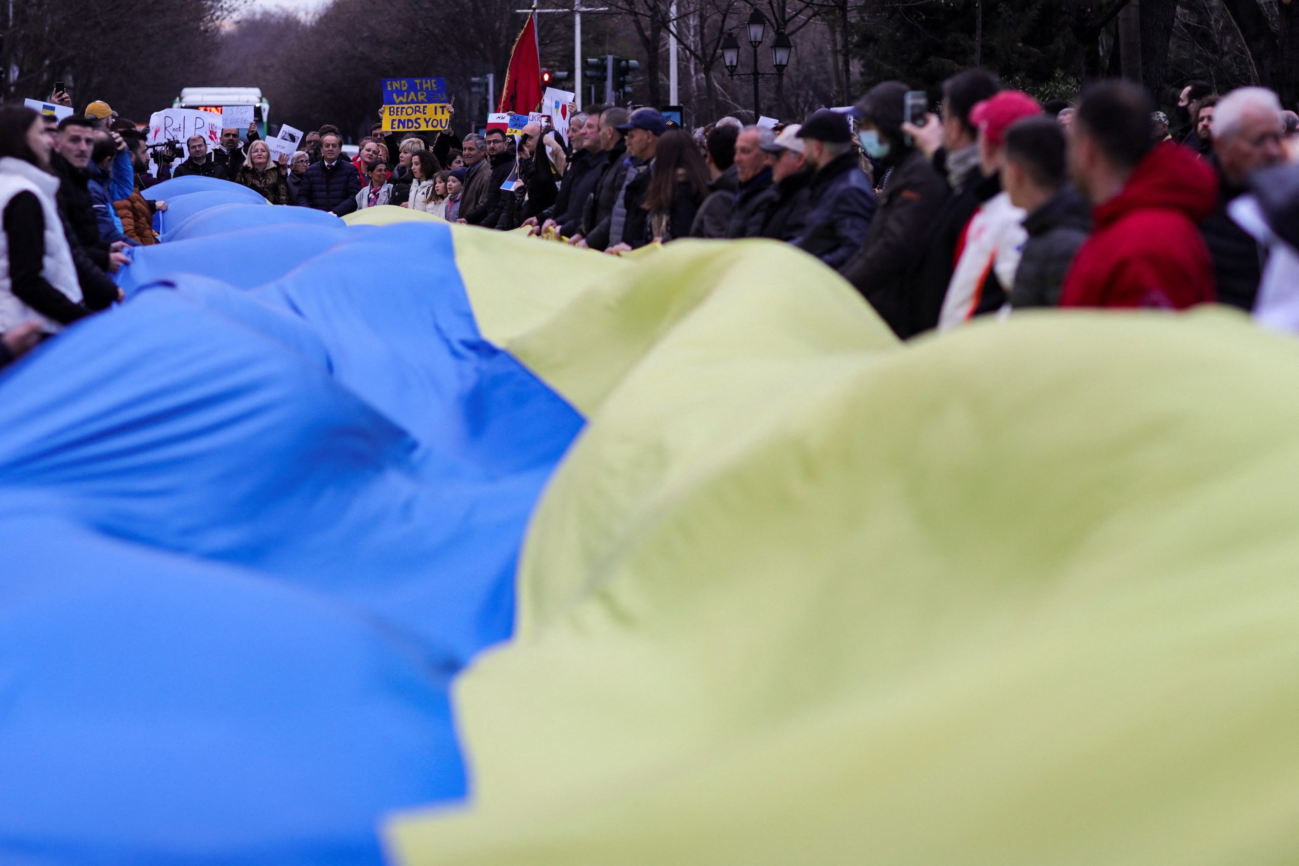 فيديو لأوكرانيين يحتشدون حول مدرعات وجنود روس رفضاً لدخولهم مدينتهم.. هتفوا ضدهم ودعوهم للرحيل