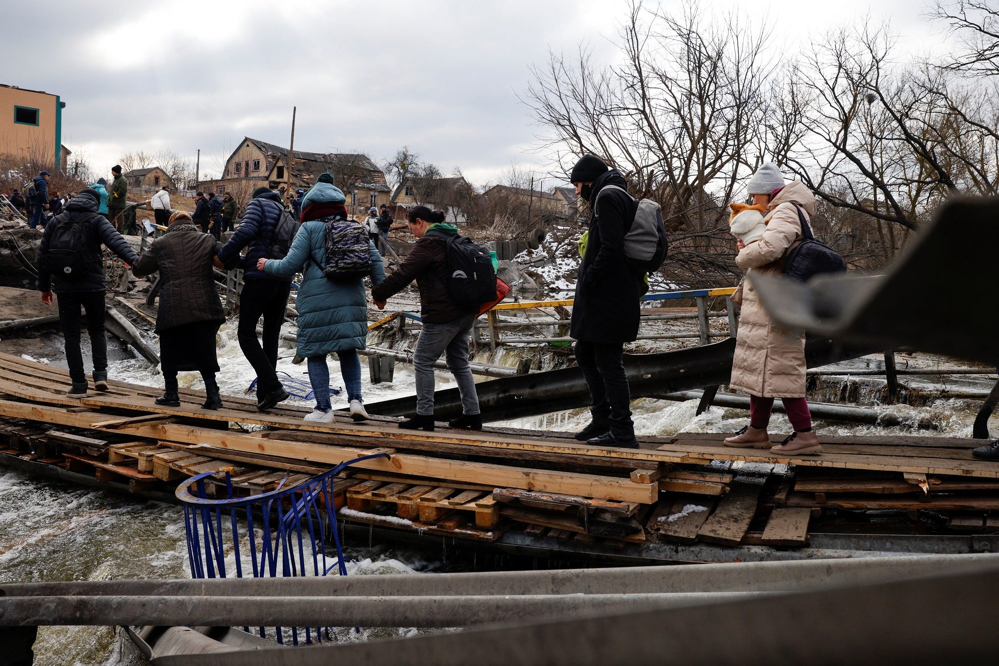 الجثث فاقت قدرة المشارح! ماريوبل الأوكرانية تعد مقابر جماعية للعشرات من مواطنيها بعد قصف روسي شديد