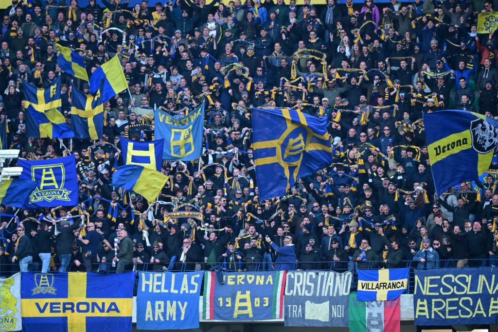 جماهير فيرونا طالبت بوتين بقصف مدينة نابولي (رويترز)