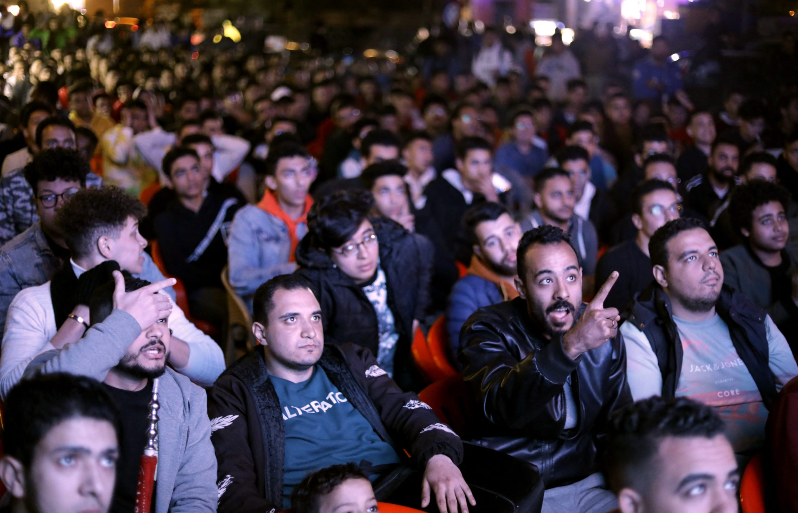 جماهير منتخب مصر تتابع مباراة السنغال في القاهرة (رويترز)