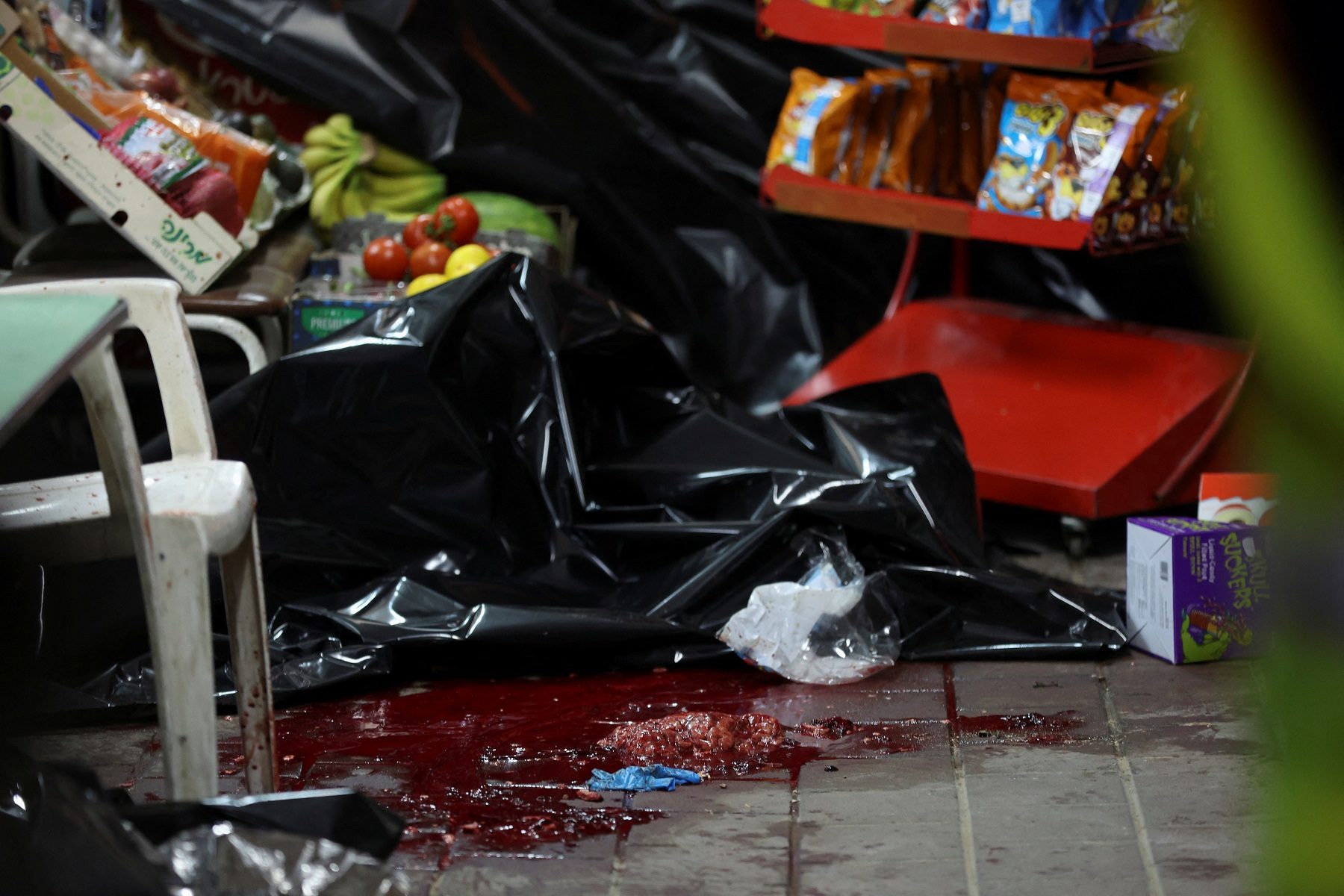 شهادة لإسرائيلية حول هجوم تل أبيب.. أحد المنفذين طالبها بالرحيل حتى لا يقتل نساء وأطفالاً (فيديو)