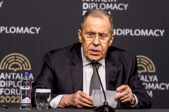 روسيا تكشف عن تلقيها ضمانات أمريكية “مكتوبة” بعدم تأثير العقوبات في علاقتها مع إيران