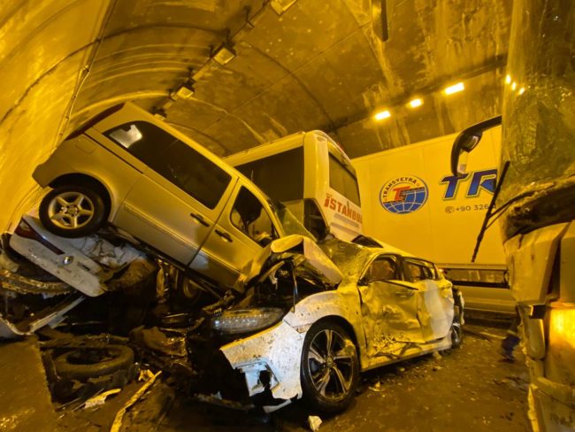 فيديو لحادث سير “مروع” بتركيا.. 30 إصابة بعد اصطدام 18 مركبة وشاحنة ببعضها داخل نفق