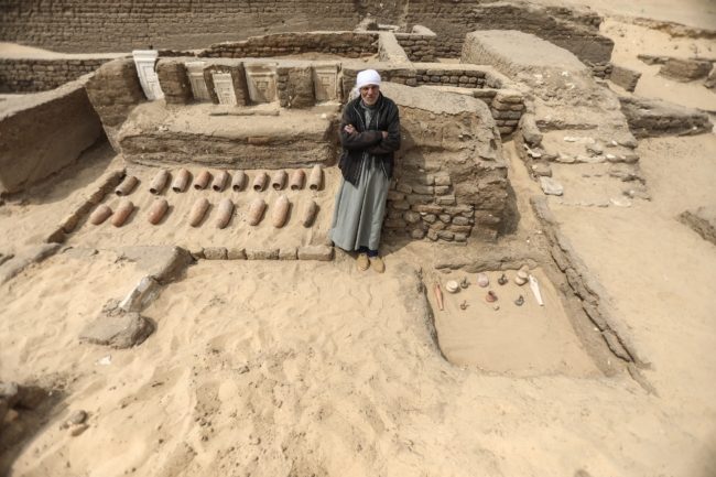 اكتشاف تماثيل برونزية مصرية في قرية بولندية.. والقاهرة تسترد آثاراً مهربة من الحكومة الإيطالية