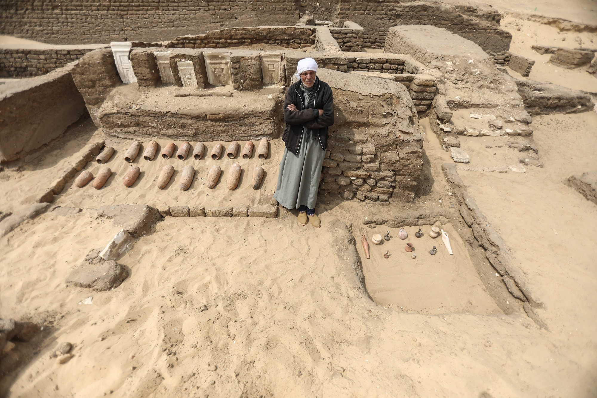 يتضمن 5 مقابر لكبار رجال الدولة.. مصر تعلن عن كشف أثري يعود لعصر بناة الأهرامات (صور)