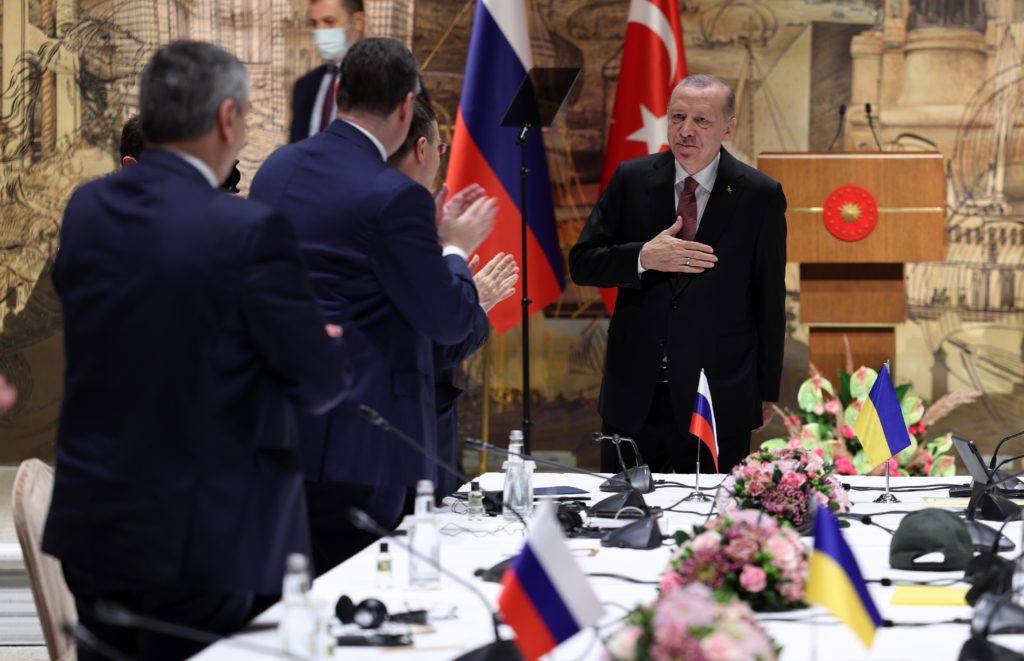 الوفدان الروسي والأوكراني في إسطنبول مع الرئيس التركي أردوغان