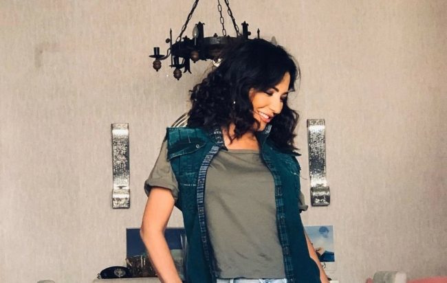 تغزّلت بهما بأغنية شهيرة للراحل ملحم بركات.. أمل عرفة تطل رفقة ابنتيها اللتين أصبحتا في طولها