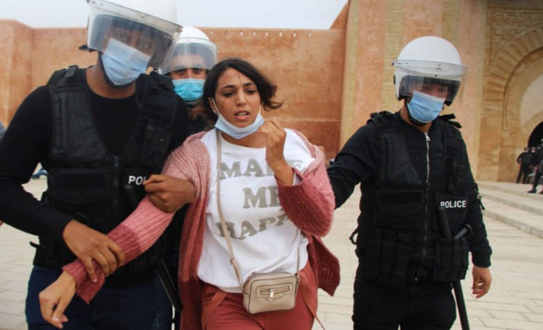 الأستاذة نزهة مجدي في احتجاج وسط العاصمة الرباط (مواقع التواصل الاجتماعي)