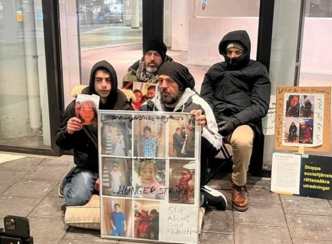 الحكومة تقطع الكهرباء عنهم بساحة الاعتصام.. استمرار اعتصام الأهالي المخطوف أبناؤهم بالسويد