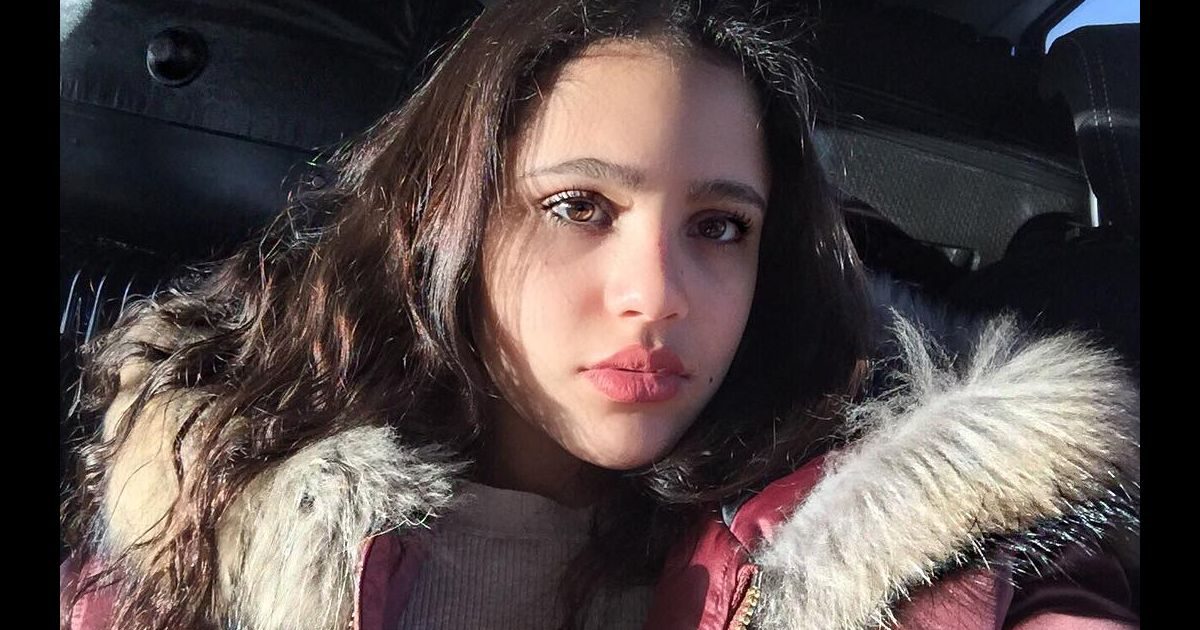 جنا عمرو دياب تزور القاهرة وتسجل أغنية مرتدية ملابس والدها