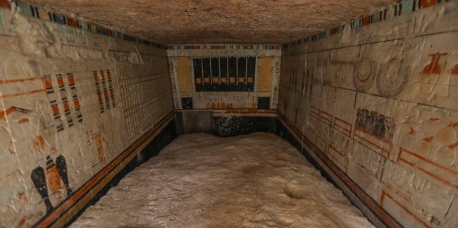 يتضمن 5 مقابر لكبار رجال الدولة.. مصر تعلن عن كشف أثري يعود لعصر بناة الأهرامات (صور)