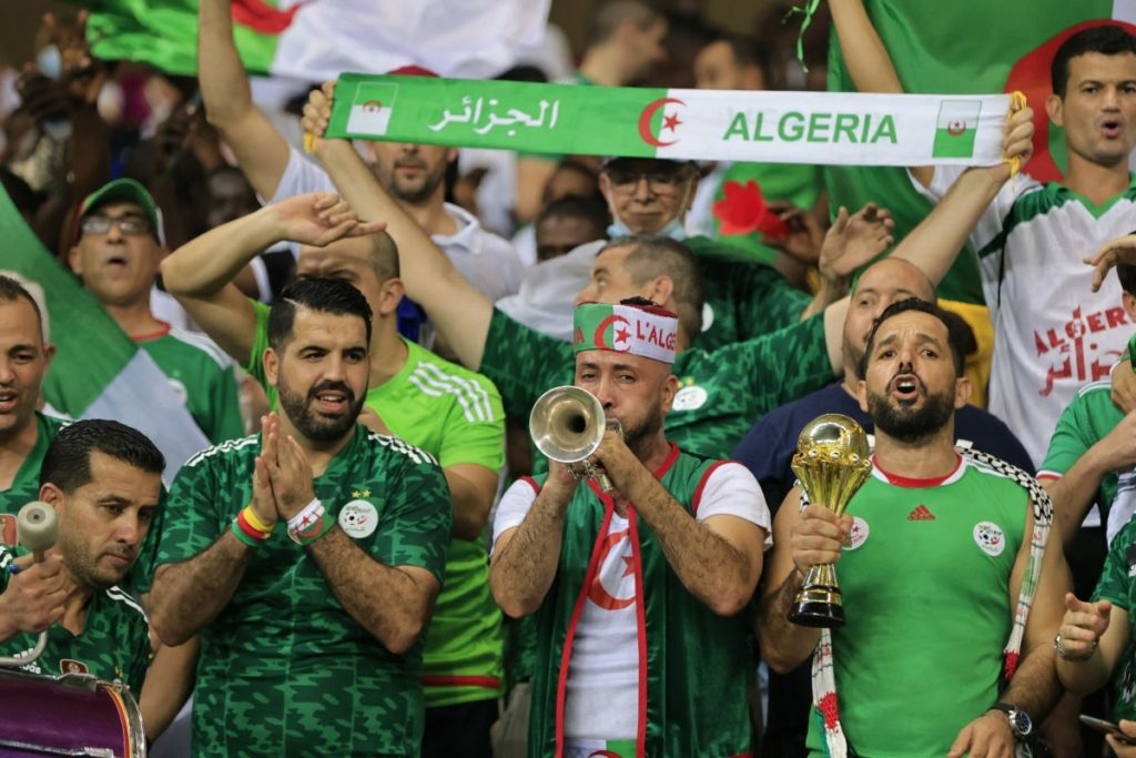 منتخب الجزائر يواجه الكاميرون في البليدة (رويترز)