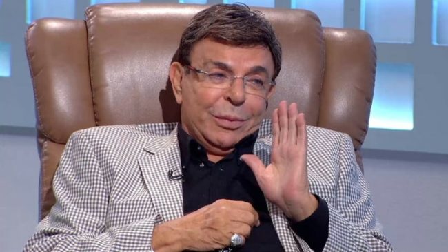 يكره الزواج حتى سألته مذيعة: “ملكش في الستات؟!”.. قصتي مع سمير صبري وسر الخاتم الذي في يده