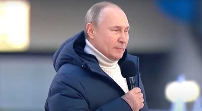 مطالب لشركة أزياء إيطالية بإدانة الحرب الروسية.. صمَّمت سترة لبوتين أثناء مؤتمره الحاشد في موسكو