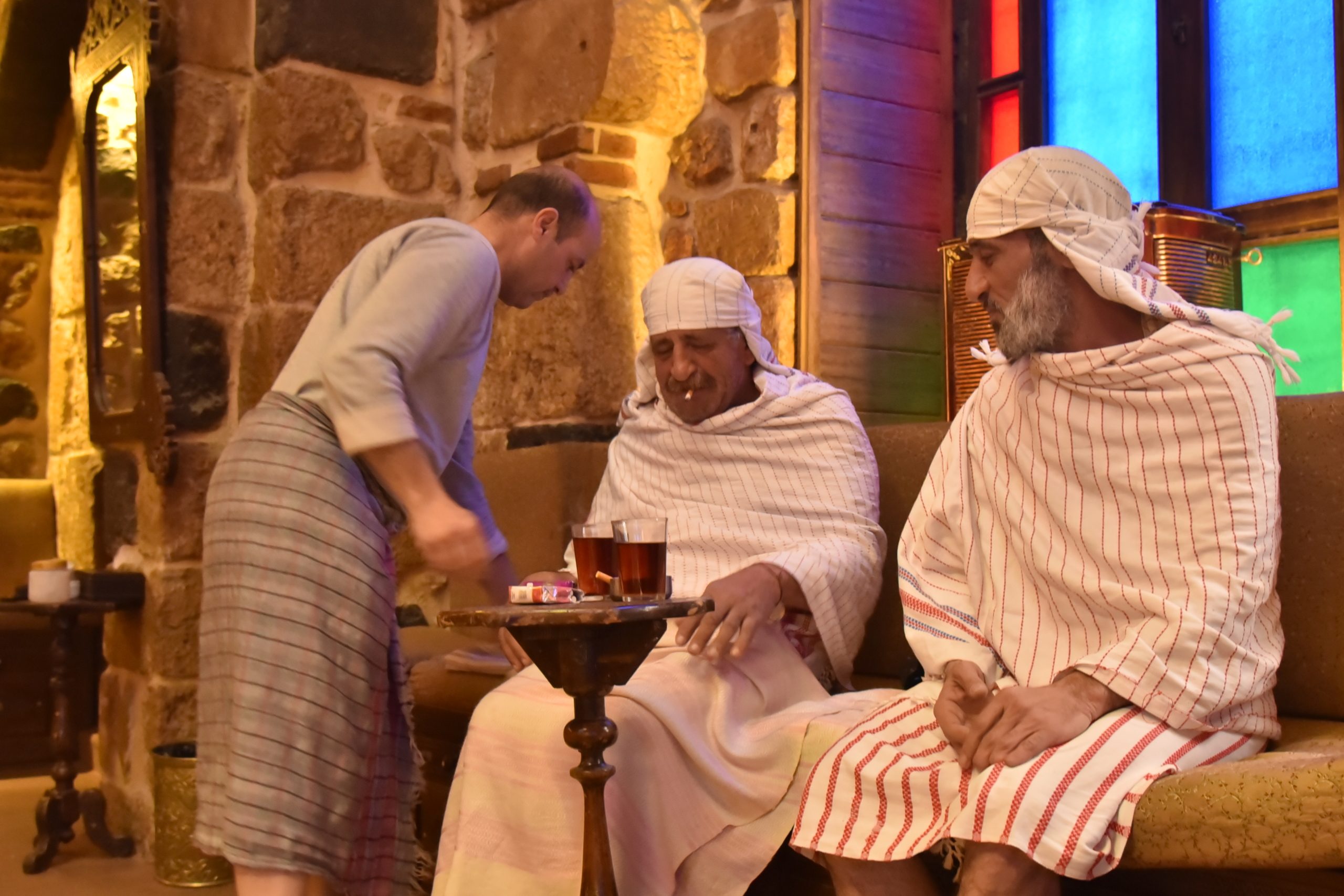 يلجأون إلى الحمامات العامة والنوادي.. تدفئة الماء في بيوت السوريين مستحيلة، وهذه بدائلهم للاستحمام