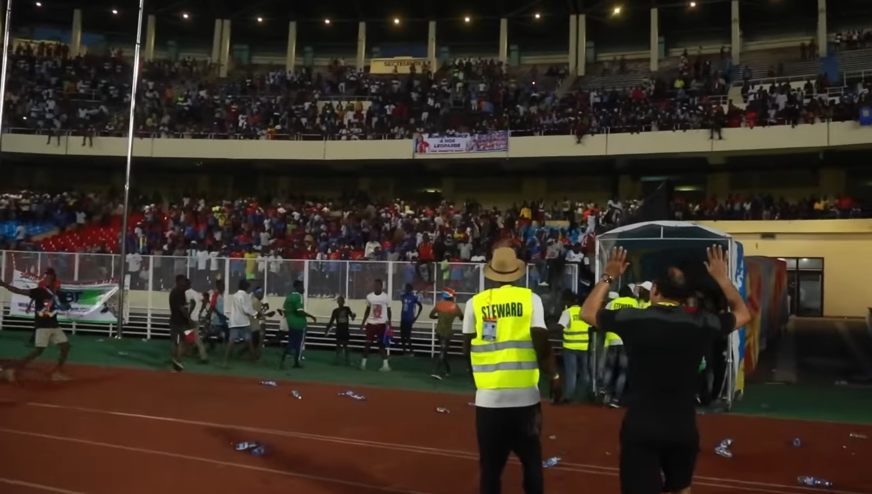 منتخب المغرب يتعرَّض لمضايقات في الكونغو.. فيديو أظهر رشق اللاعبين بالحجارة والزجاجات البلاستيكية