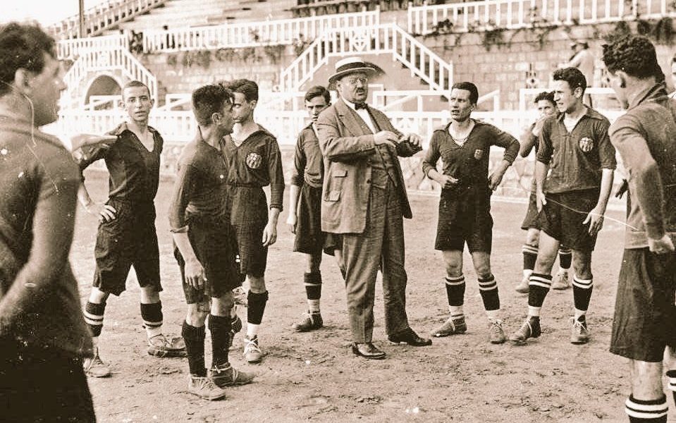 خوان غامبير مؤسس نادي برشلونة برفقة لاعبيه (أرشيف - مواقع التواصل)