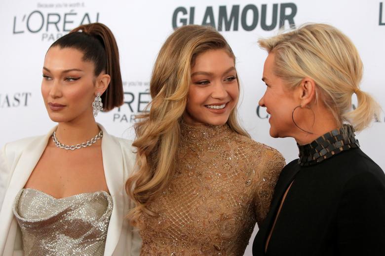 وصفتها بـ”البجعة السوداء”.. كيف تحطمت ثقة بيلا حديد بنفسها بسبب هوس والدتها بمعايير الجمال الأمريكية؟