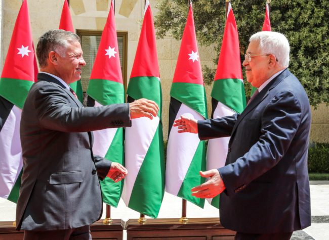 مباحثات مرتقبة بين العاهل الأردني ومحمود عباس.. الملك عبد الله يزور الضفة تزامناً مع قمة “النقب”