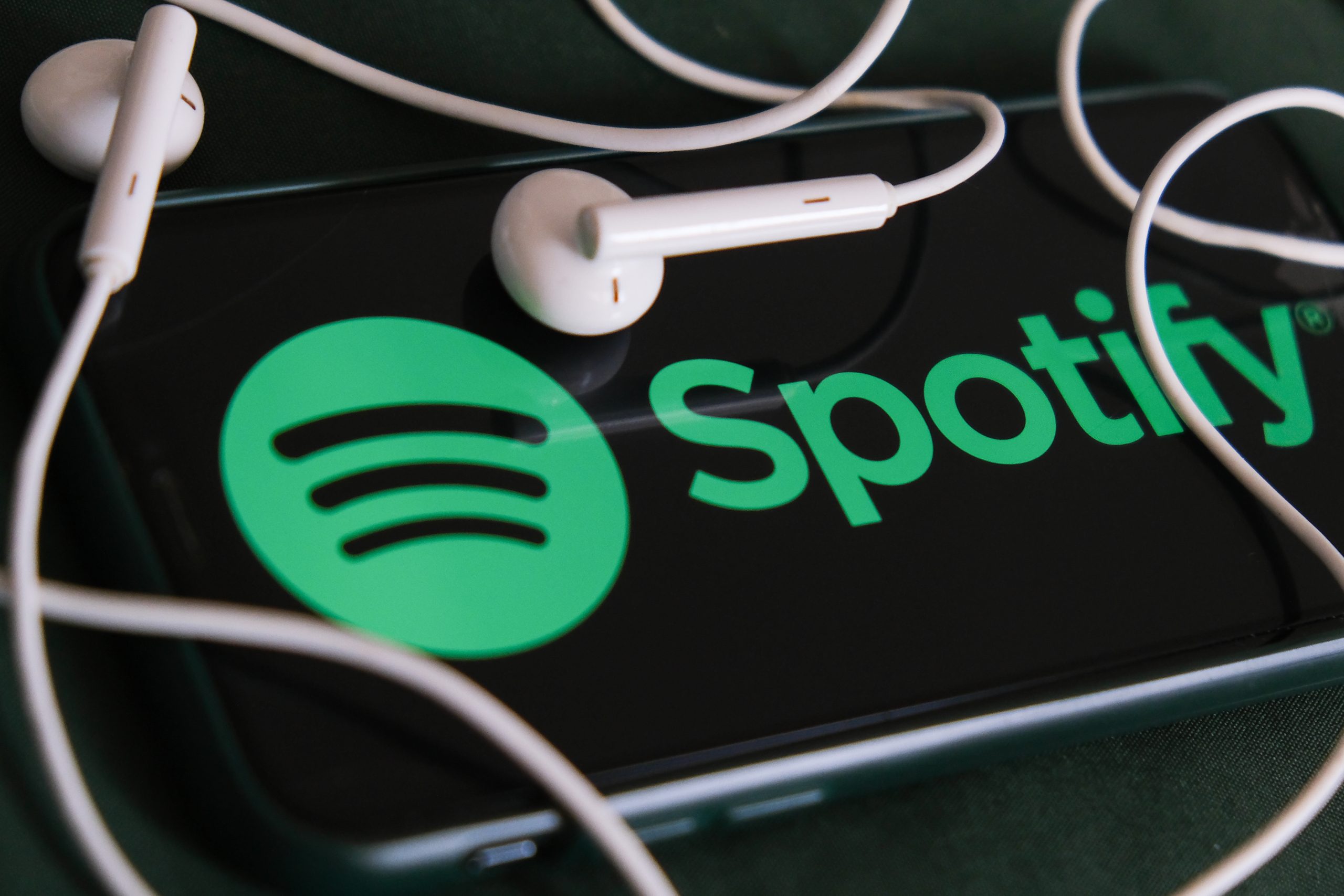مشاهير يتضامون مع مغني راب دعم فلسطين.. طالبوا منصة “Spotify” بعدم الرضوخ لضغوط إسرائيل
