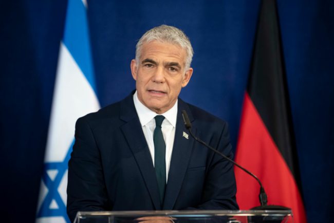 يائير لابيد يتخذ بيتاً فلسطينياً مقراً له.. تعرف على فيلا حنا التي هجَّر الاحتلال صاحبها في نكبة 48