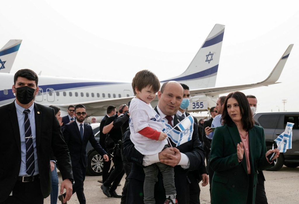 رئيس وزراء إسرائيل نفتالي بينيت يرحب بلاجئين يهود فارّين من أوكرانيا/getty images