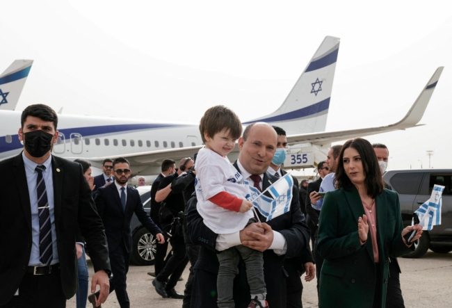 تعتبر نفسها “غربية” لكنها لا تستطيع التخلي عن روسيا.. “إسرائيل” والمأزق الأوكراني