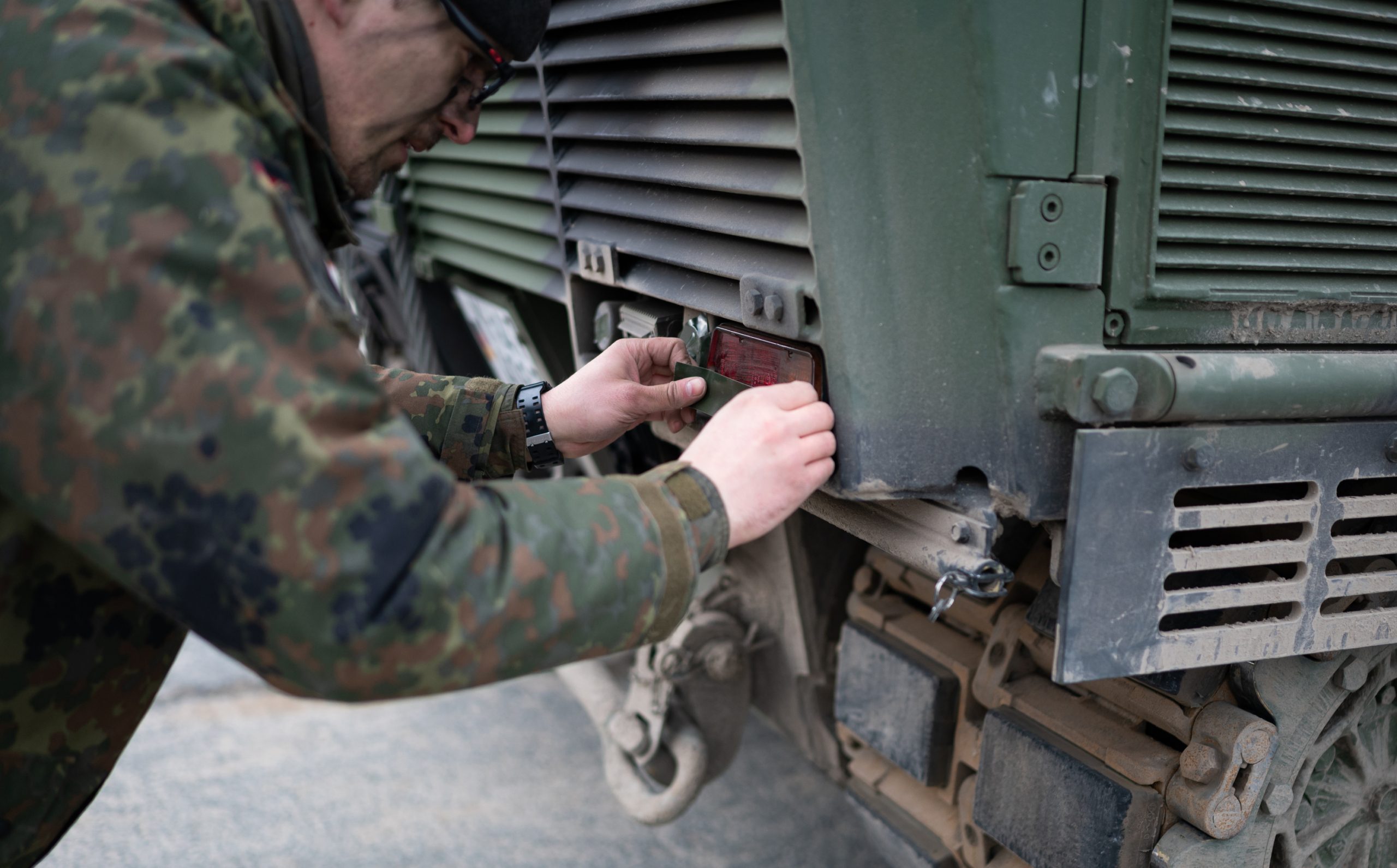 واشنطن بوست: هكذا تُنقل الأسلحة لأوكرانيا عبر “بوابات سريّة”.. ودولة صغيرة تصبح “مخزناً” للإمدادات